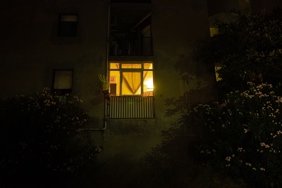 La luce di un appartamento è accesa in piena notte