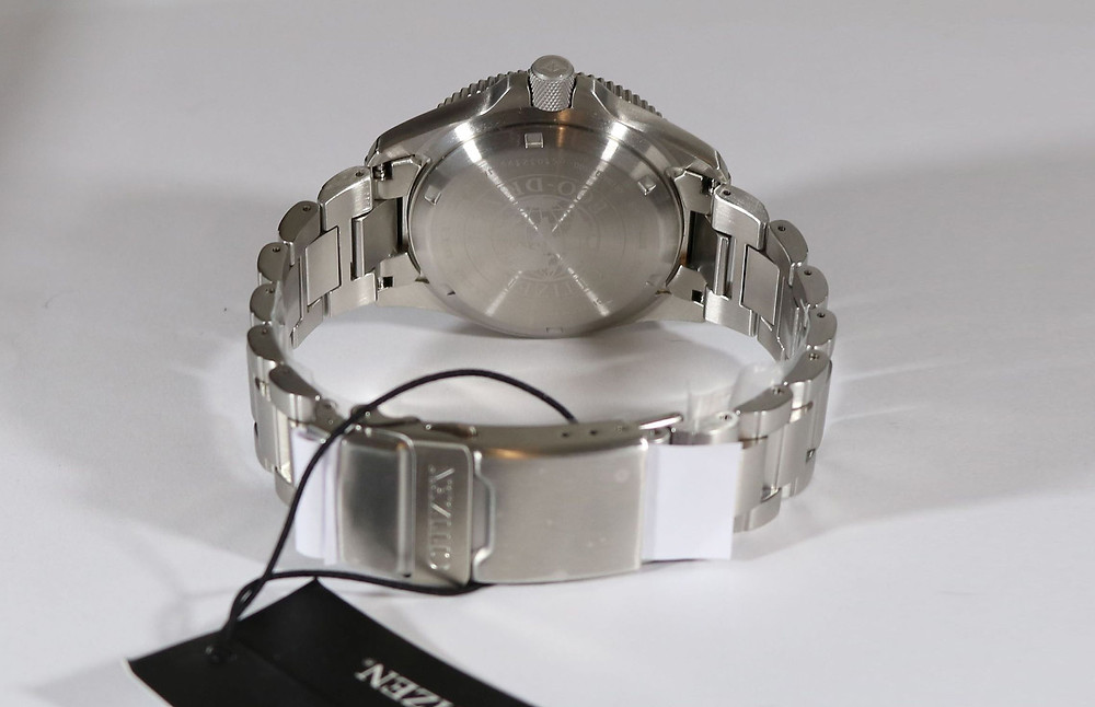 Detalle de la pulsera de acero del reloj Citizen BJ7100-82E