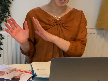 ゆかりがコンピューターで仕事している