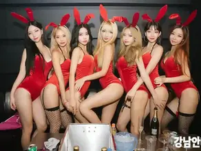 강남안마 매니저들이 세련된 공간에서 단체로 포즈를 취한 홍보 이미지