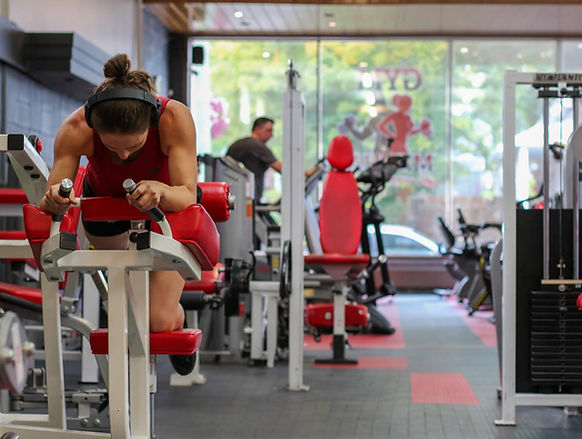 Machine de musculation avec des gens s'entraînants