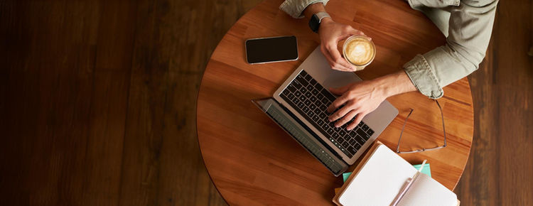 Advogada escreve no seu blog sobre direito enquanto toma um café