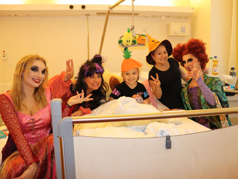Ehrenamtliche des Kinderschutzengel e.V. feiern Halloween mit Kindern im Krankenhaus.
