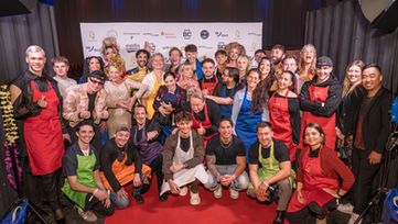 Kinder, Jugendliche und prominente Gäste feiern bei der Kinderschutzengel-Gala 2026 unter dem Motto Disco im Spindler & Klatt in Berlin.