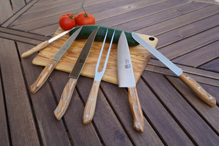 Utensílios em madeira de oliveira e cerâmicos, facas com cabos em madeira de oliveira, copos de prova de azeite, almofadas terapêuticas de caroços de azeitona, etc