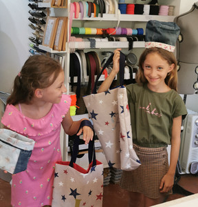 fille qui présente son projet couture 