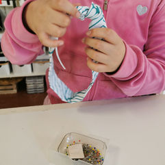 Enfant réalisant un projet couture lors d’un atelier créatif