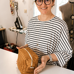 Participante présentant sa création en velours cousue à l’atelier
