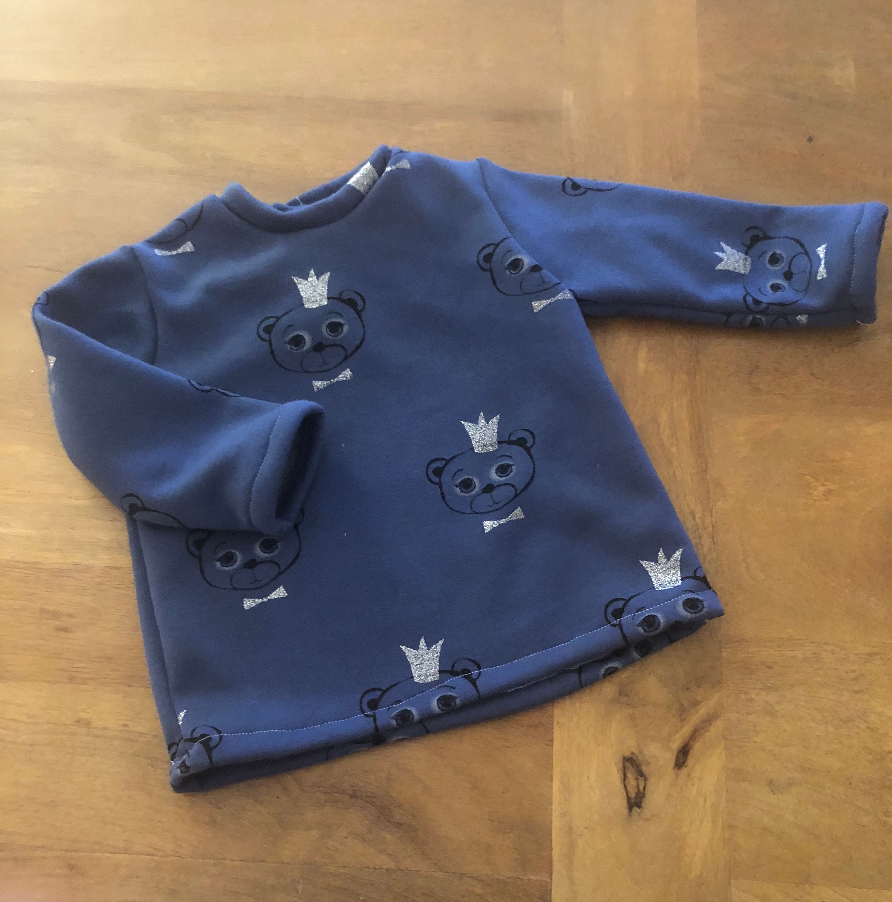 Sudadera Osos con corona fondo azul