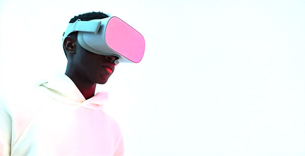 Jovem em moletom branco com óculos VR rosa e cinza.