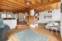 Großzügiger Wohnbereich mit Holzdecke Ferienwohnung Bayern