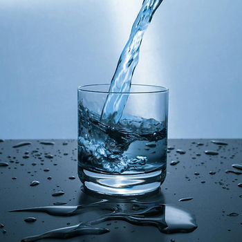 Eau qui coule dans un verre