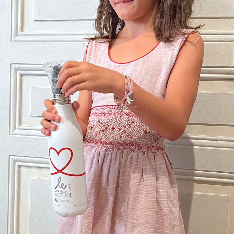 Enfant tenant une gourde filtrante au charbon actif