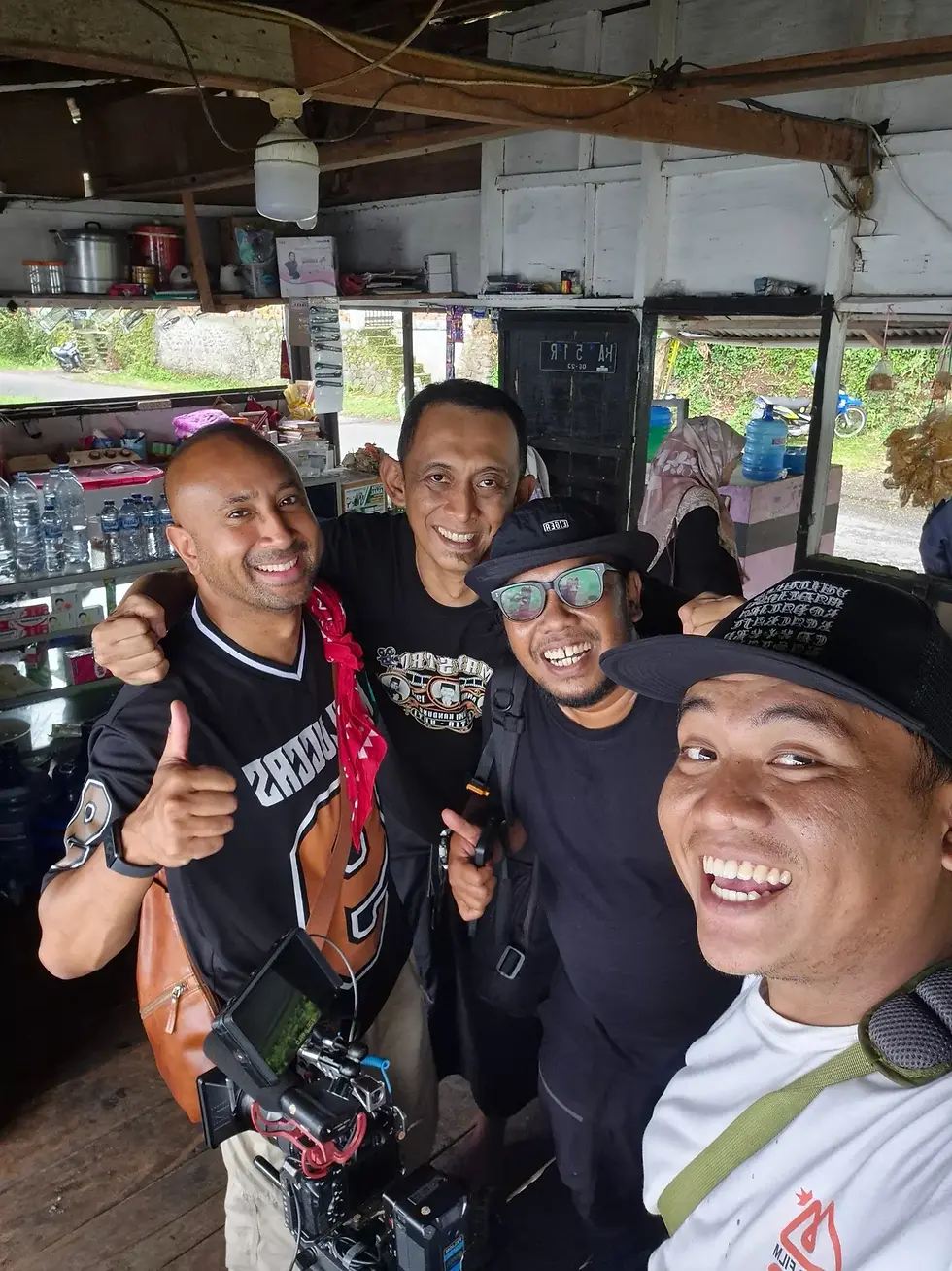 Met de filmcrew Jejak Harimau Singgalang, vlnr Henry, Agung, Taufan en Gabe