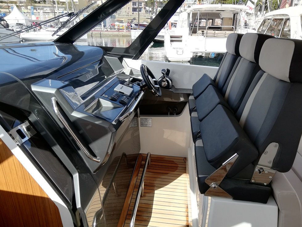 Greeline NEO 3 personnes peuvent prendre place au poste de pilotage