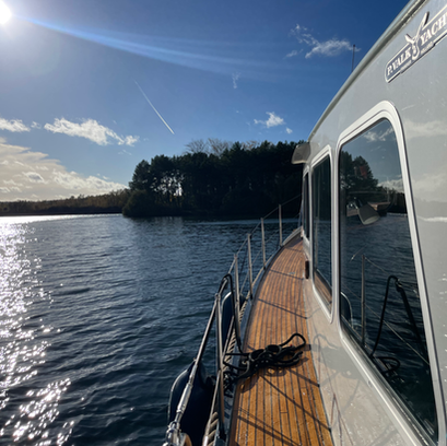 Navire sur la Seine avec vue de l'eau et arbres, Classique Hollandais seine river