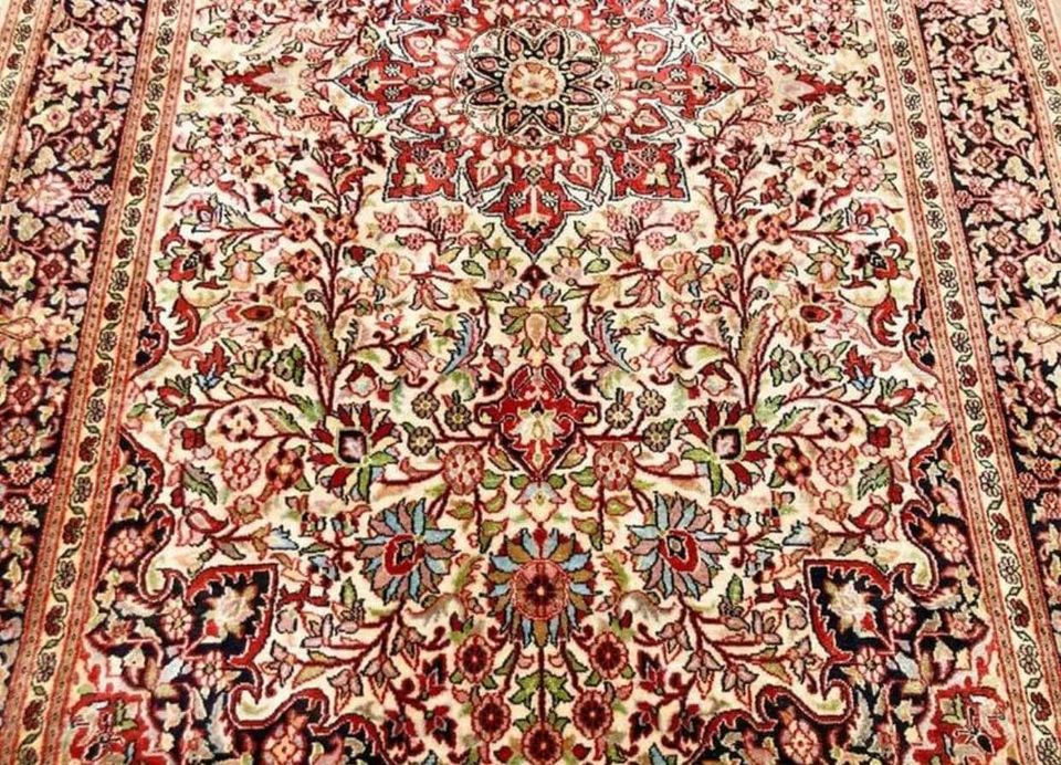 Miniatura: Tapete persa em fio de lã e seda 280 x 183 cm