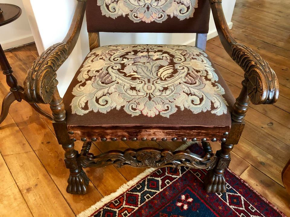 Miniatura: Cadeirão de braços em madeira entalhada de carvalho