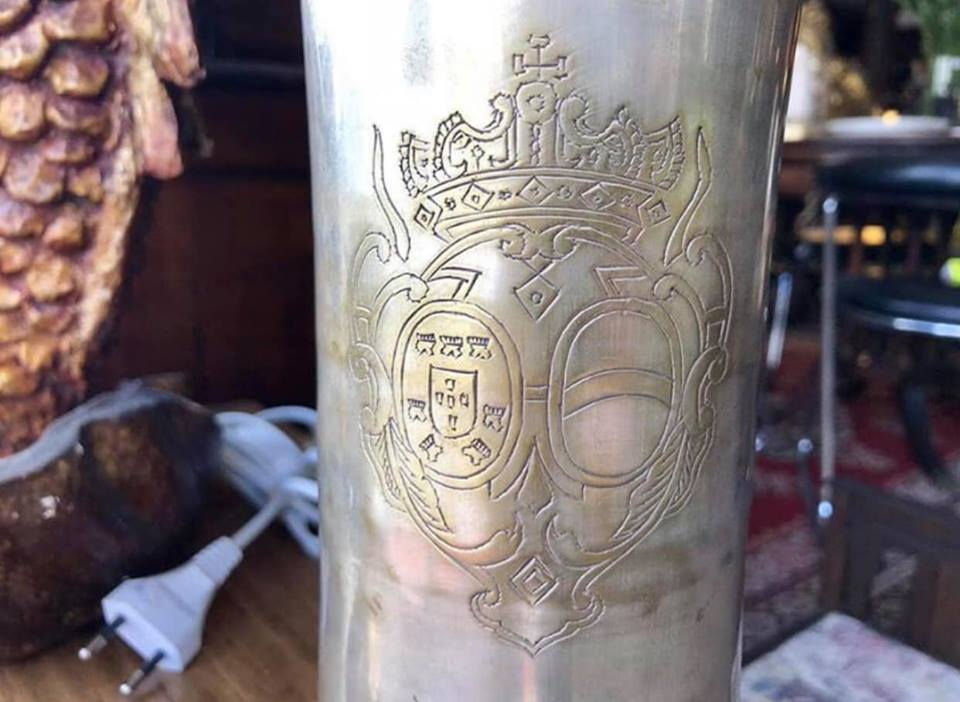 Miniatura: Jarra antiga em casquinha com brasão de D. João V e Maria-Ana de Austria