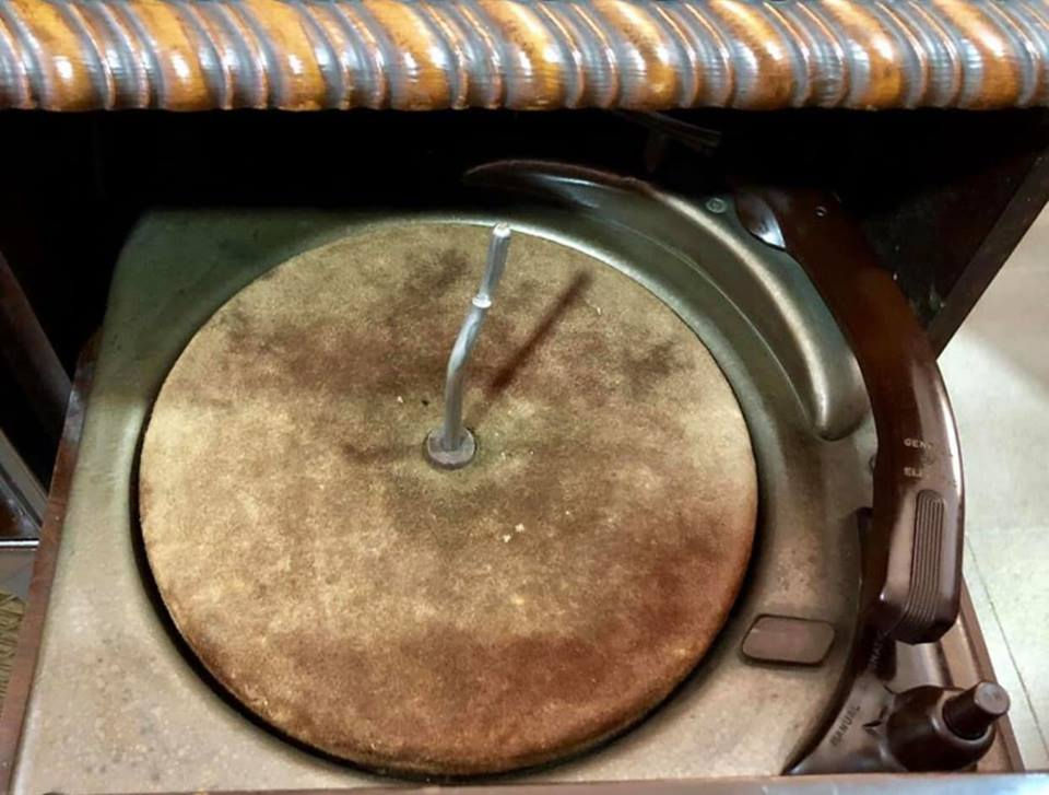 Miniatura: Móvel gira-discos e rádio General Electric Model XP-181 de 1947