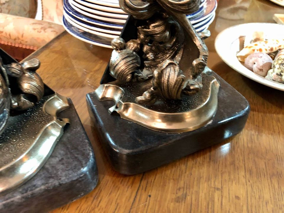 Miniatura: Serra livros com a base em mármore e motivos vegetalistas