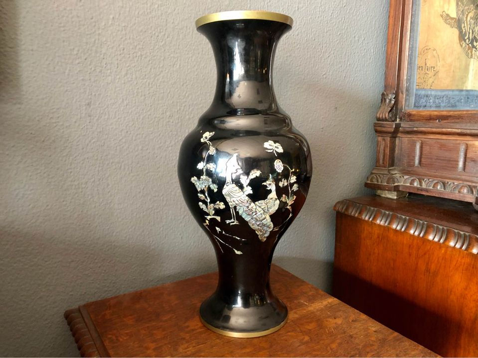 Miniatura: Jarra asiática lacada a preto com aplicações em madrepérola. Texto em PT/ES Setú