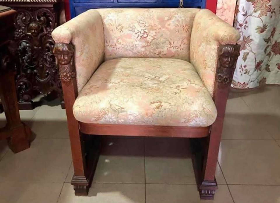 Miniatura: Cadeirão antigo fechado, em madeira de Jatobá e em talha