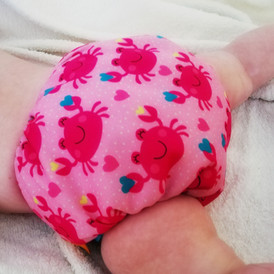 Couche lavable colorée portée par bébé marque happy flute
