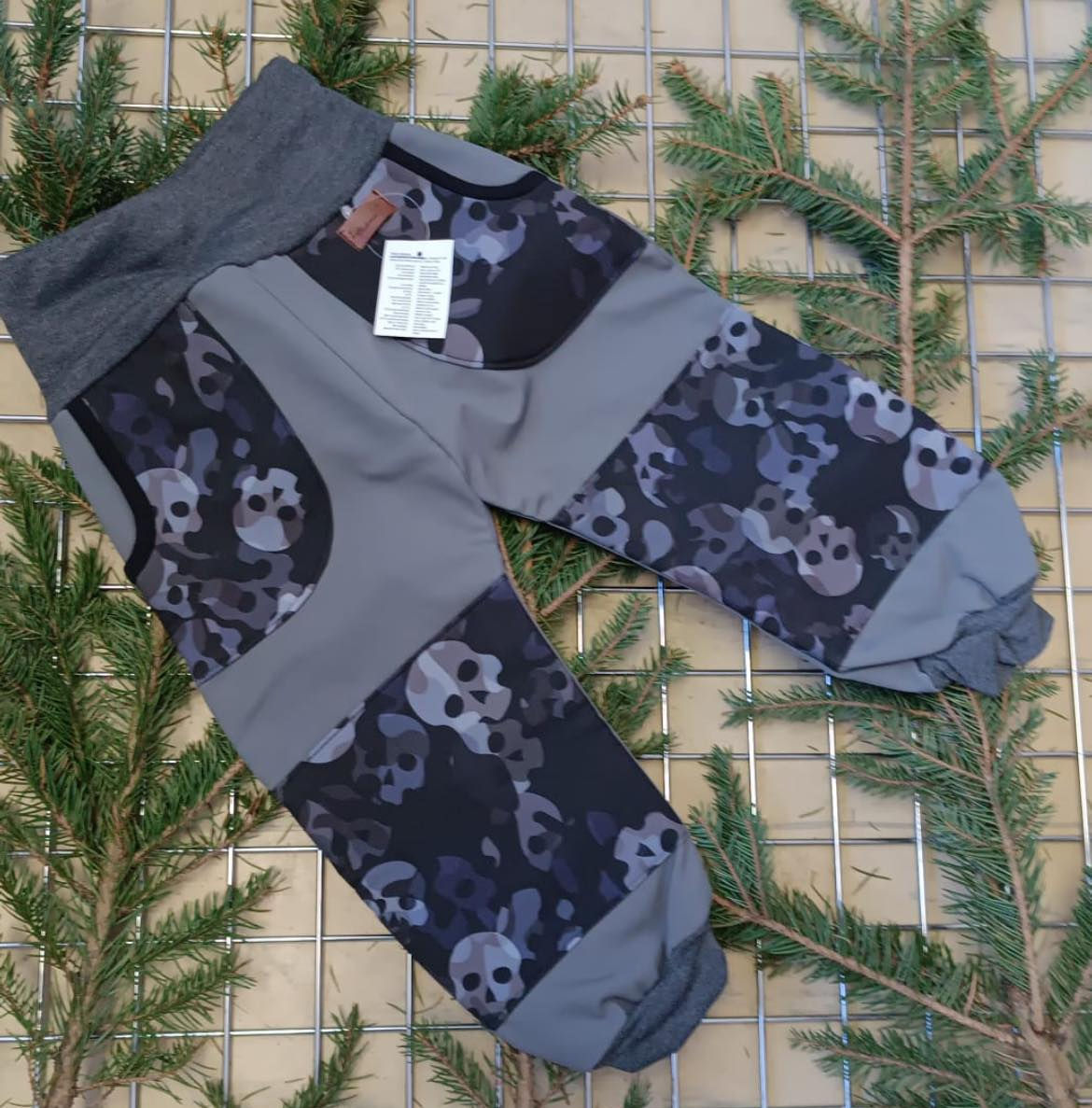 Zimní softhsllové kalhoty - šedé s lebkou