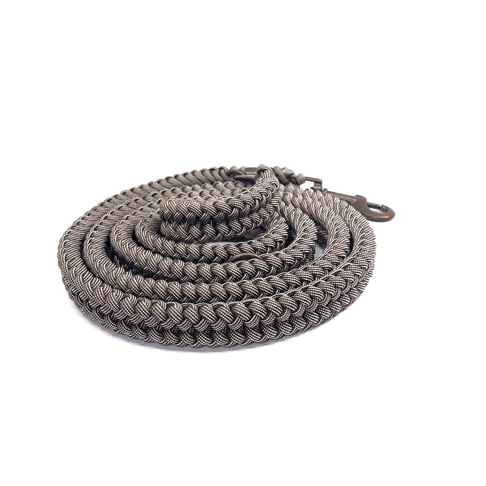 Miniaturbild: Hundehalsband von Duftmarke aus Paracord in der Farbe Coffee Braun mit Kupfer Applikationen für die Jagd geeignet