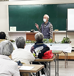 12月例会_講演する伴さん.png
