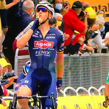 Tim Merlier vence a 3ª etapa do Tour de France, prova com muitos acidentes
