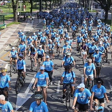 Passeio Ciclístico “Pedal para Todos Santos Brasil” reúne centenas de pessoas na orla de Santos (SP)
