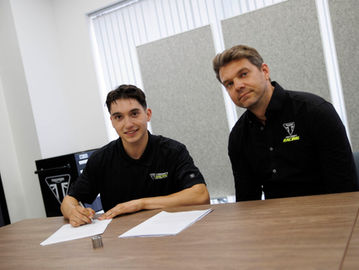 Farres renova com a Triumph para 2027 na categoria MXGP