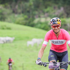 Santander Brasil Ride Espinhaço começa em Minas Gerais com o campeão mundial Tiago Ferreira