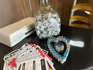 Frascos de vacina sobre a mesa, ao lado de calendários vacinais.