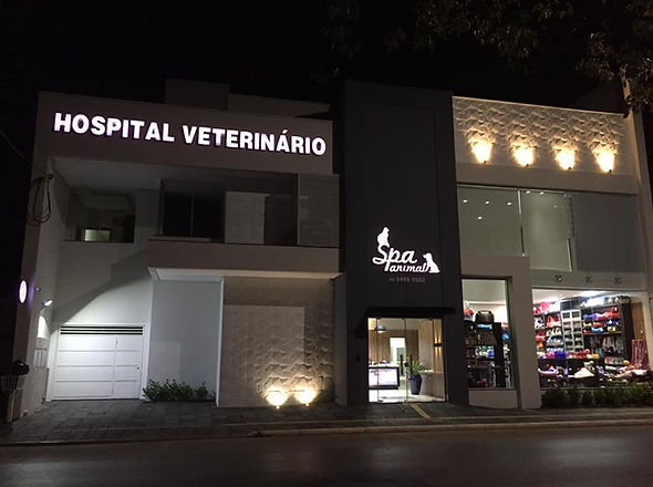 Imagem noturna da fachada do do Spa Animal Hospital Veterinário, em Primavera do Leste..