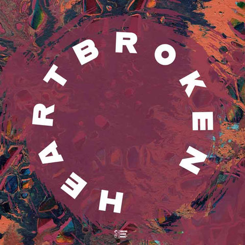 Heartbroken ist als kreisrunde Schrift zu lesen. Der Hintergund ist in lila-orangenen Frabtönen verwaschen.