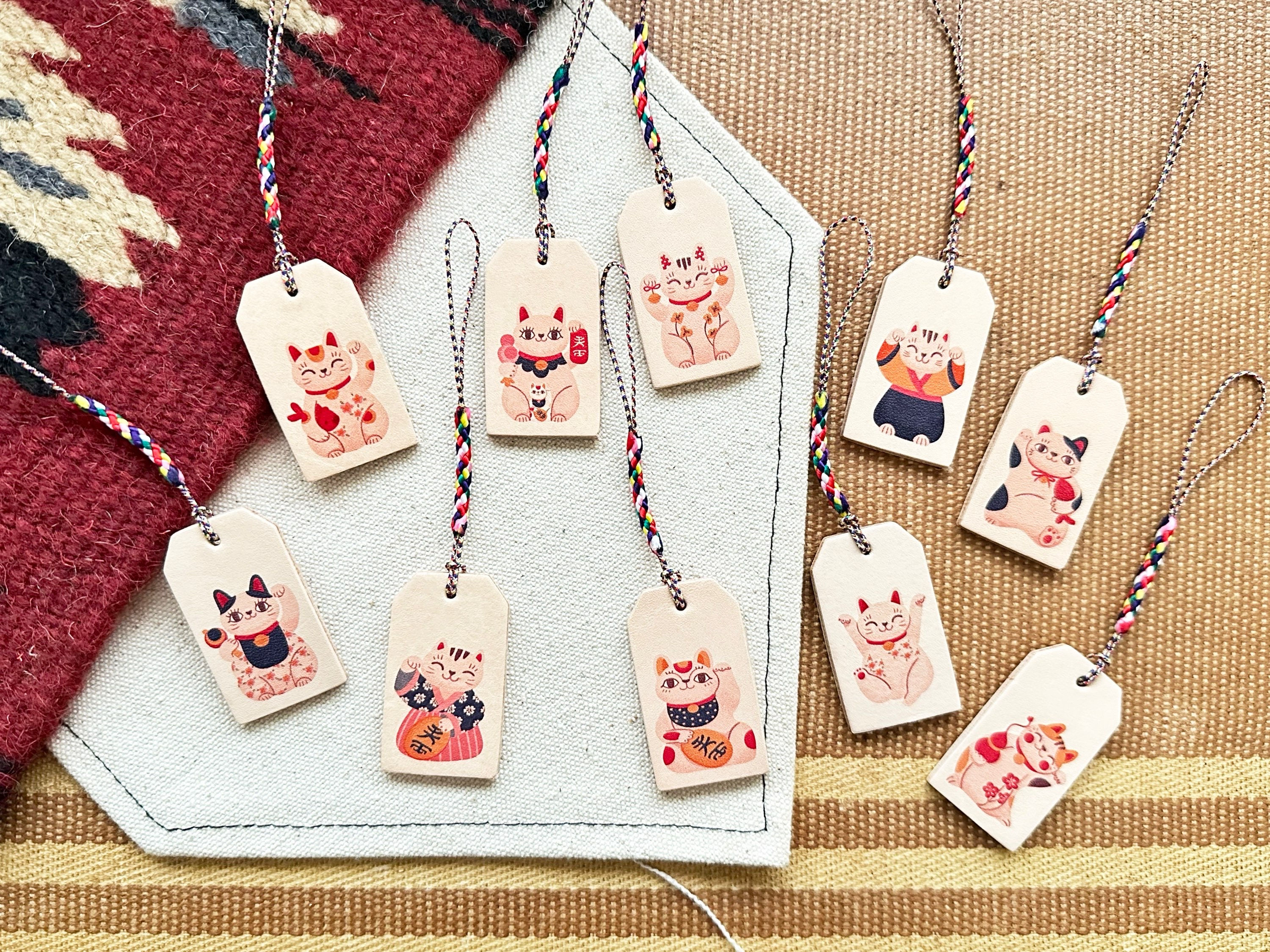 招財貓ニャ〜小御守吊飾（連掛繩膠片）｜手工皮革｜香港製造