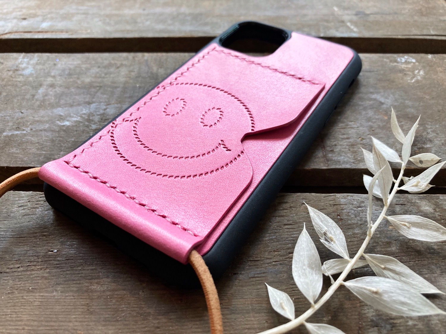 【好好縫】SMILE FACE：）iPhone 皮革斜背電話殼 （咭位）｜皮革D.I.Y材料包