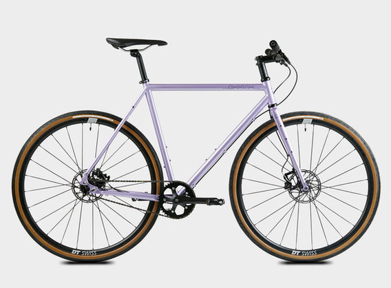 Omnium CXC V4 – Allround Velo aus der Messenger Szene mit Stahlrahmen in der Farbe in Lilac Haze bei Velo nah und fern in Winterthur. Mit 29" Laufrädern, 45 mm Reifenfreiheit, SRAM Apex 11 fach Schaltung und Scheibenbremsen sowie flexiblen Montagepunkten für Gepäck vielseitig einsetzbar für Alltag und Touren.