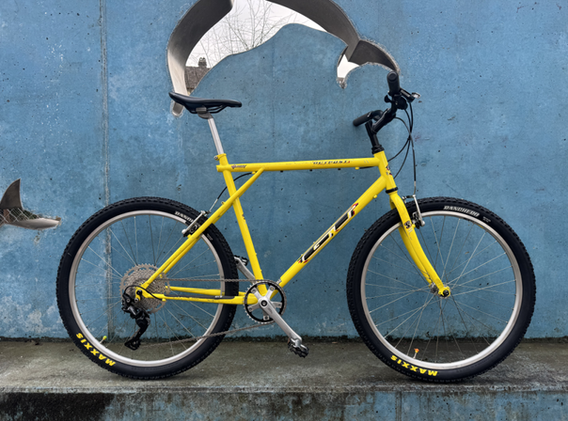Secondhand GT Outpost Mountainbike in Gelb mit 26" Laufrädern, Deore 1x10-Gang-Schaltung und V-Brakes, aufgewertet von Velo nah und fern.