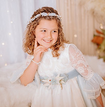 Fotografía de comunión niña con vestido blanco