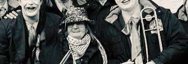 Vor Wochenfrist mussten wir uns von Mary Gisler, der legendären Engel-Wirtin, der grande des Hilaris verabschieden. Noch Anfangs Jahr durften wir bei ihr im Rahmen des Hilaris ein kleines Privatkonzert geben. Mit fast 99 Jahren ist sie ihren letzten Weg gegangen. Liebe Mary, die Hilarimusik wünscht eine gute letzte Reise. Wir werden Dich vermissen, aber auch immer im Herzen mittragen und Dich in wunderbarer Erinnerung behalten.