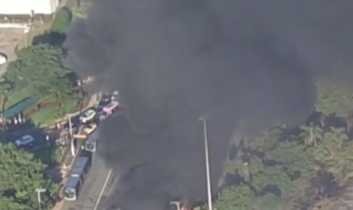 Avião de médio porte cai e atinge ônibus em avenida de São Paulo