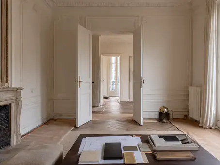 Appartement haussmannien parisien préparé pour une rénovation en copropriété