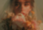 Mariée moderne avec voile et bouquet