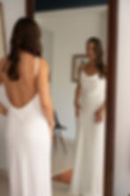 Mariée portant une robe minimaliste dos nu