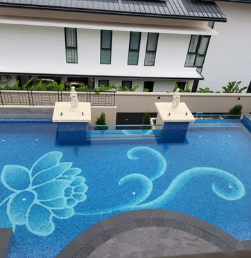 Flower-shaped swimming pool