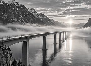 Tåkete fjord med moderne bro.png